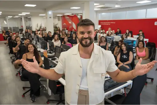 Tiago Guimarães e a equipa Tigo no escritório